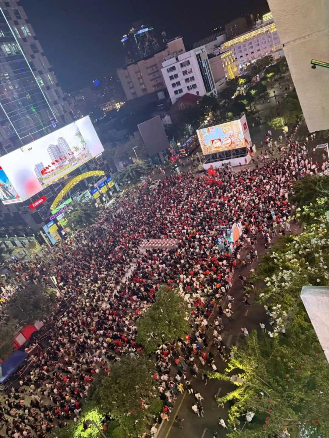 皇冠体育官方入口-越南数万名球迷街头围观“中越之战”，郑州球迷“混入”其中：中国队进球时，周围是寂静的、我内心是沸腾的