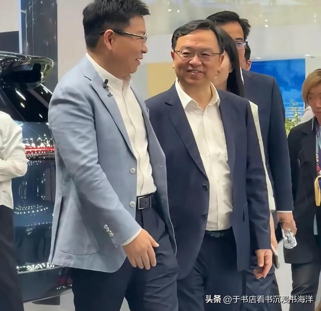 皇冠体育app下载-王传福打卡问界展台 余承东亲自讲解：中国车企从竞争走向竞合